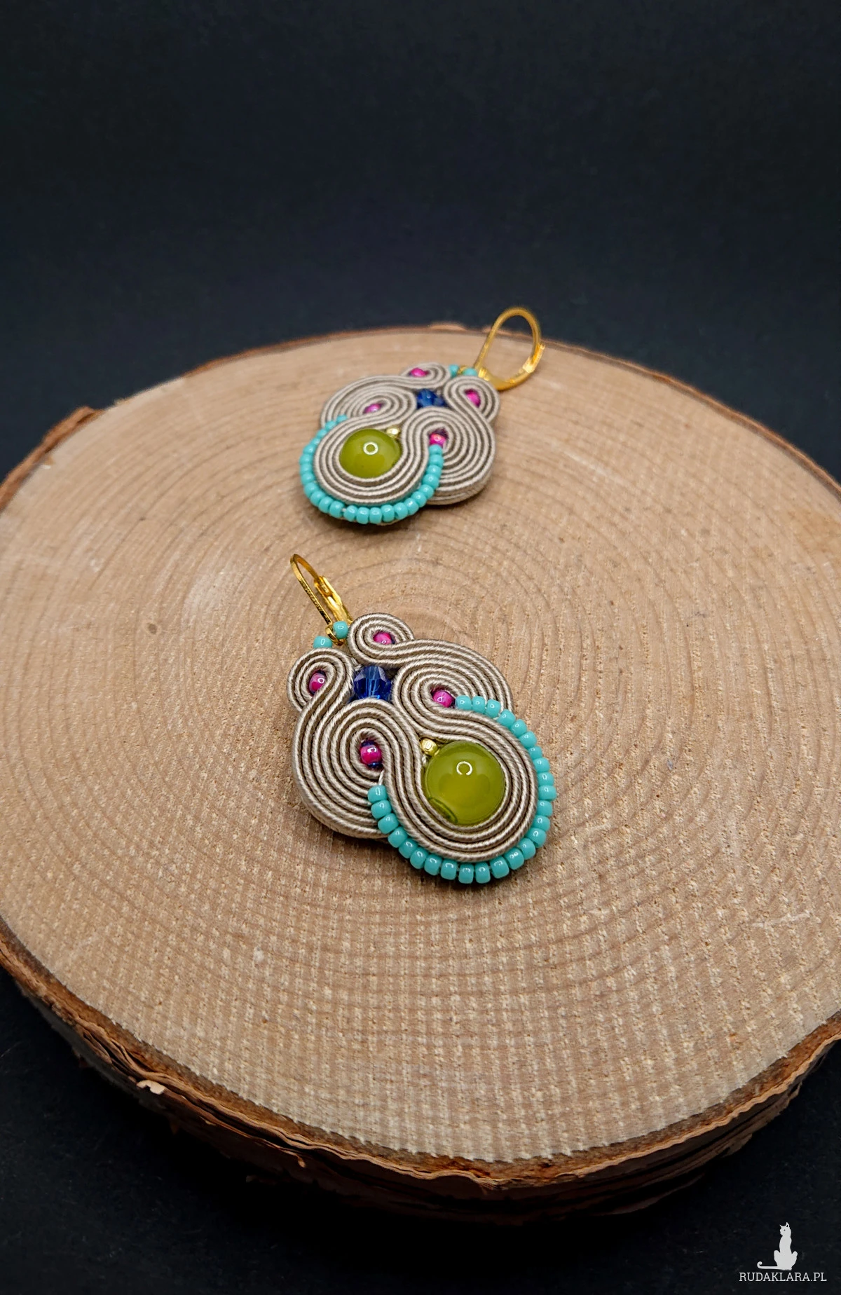 BEŻOWO-KOLOROWE WISZĄCE KOLCZYKI SUTASZ